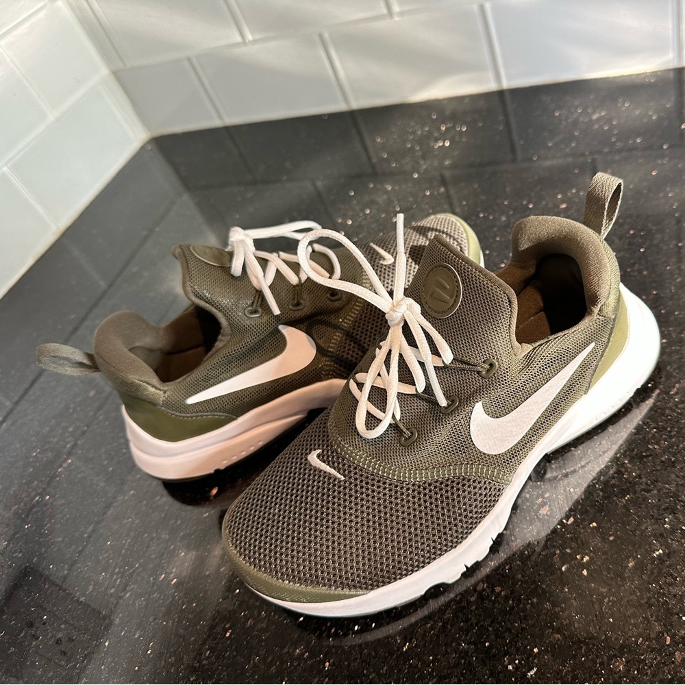 Worn ONCE, Hunter Green Nike shoes, size 2Y